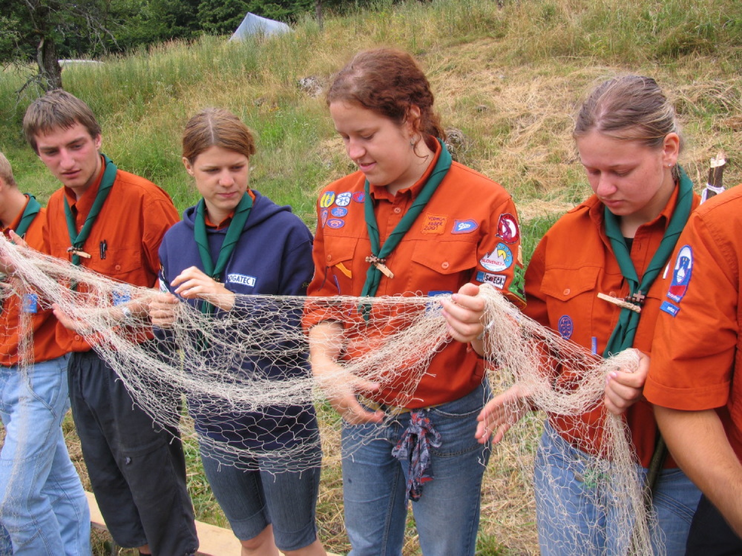 Pestro dogajanje na taborni šoli se je začelo s postavljanjem tabornih zgradb in nadaljevalo zanimivimi temami, katehezami, potepom, veliko igro ...