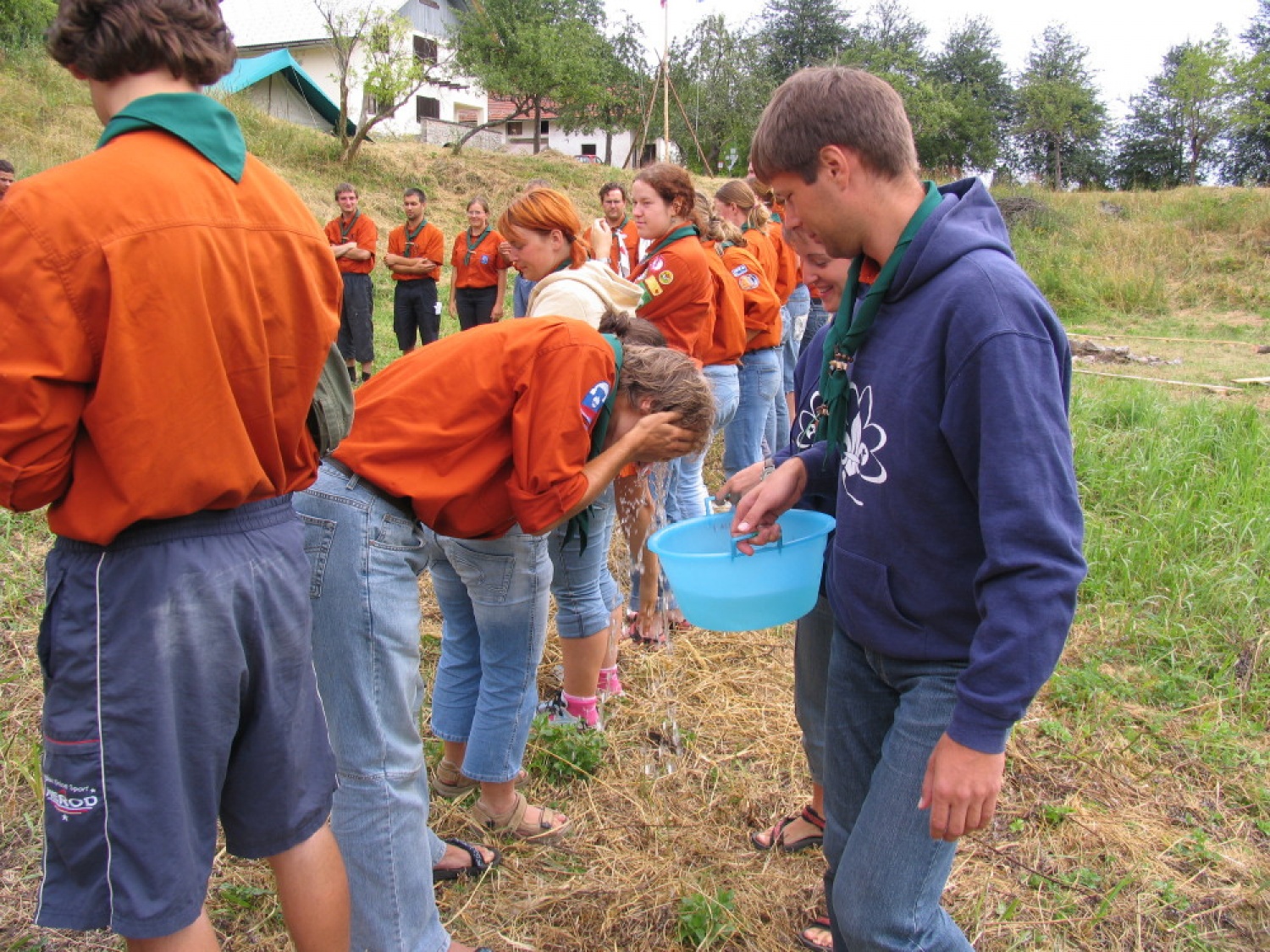 Pestro dogajanje na taborni šoli se je začelo s postavljanjem tabornih zgradb in nadaljevalo zanimivimi temami, katehezami, potepom, veliko igro ...
