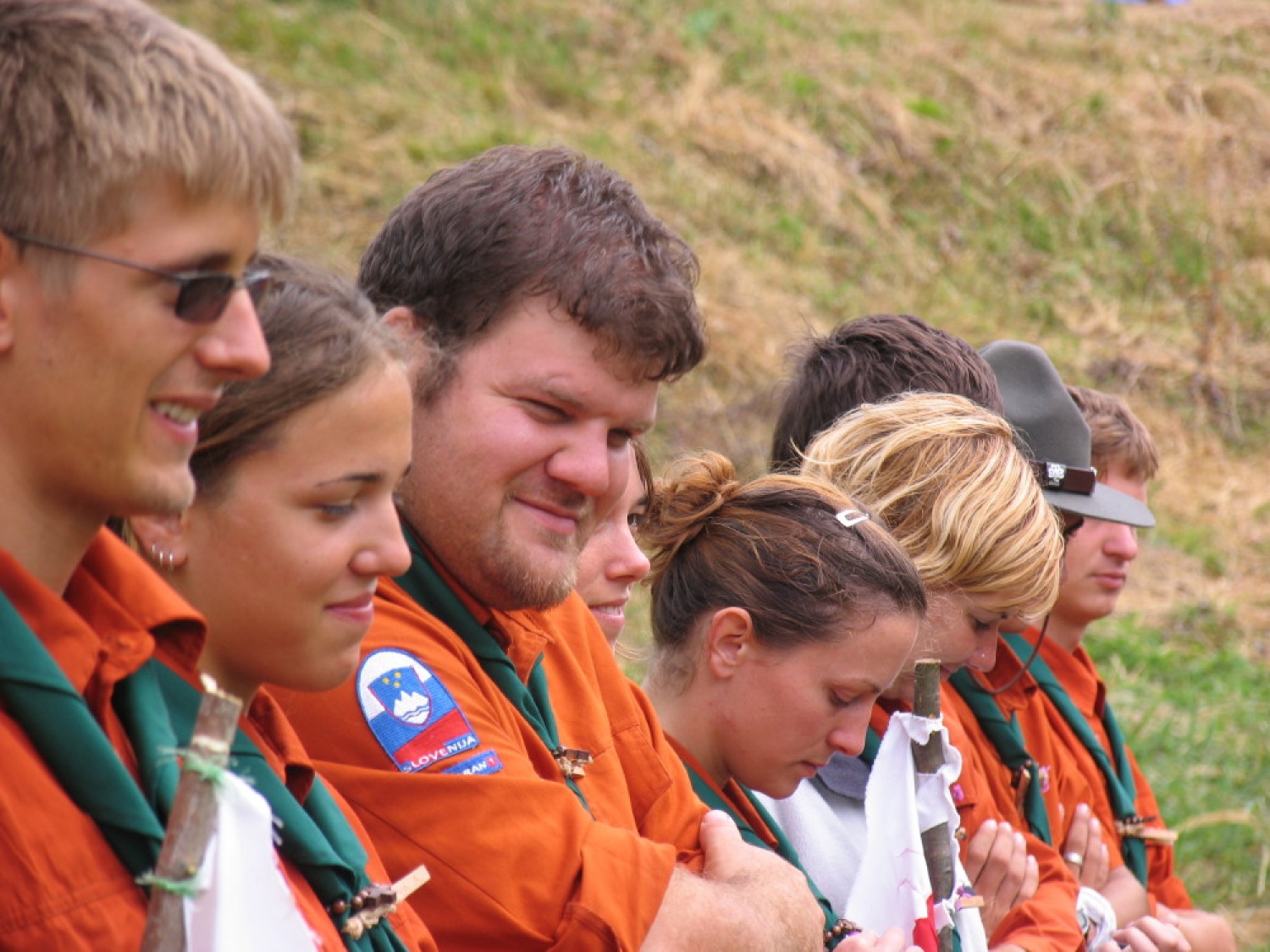 Pestro dogajanje na taborni šoli se je začelo s postavljanjem tabornih zgradb in nadaljevalo zanimivimi temami, katehezami, potepom, veliko igro ...