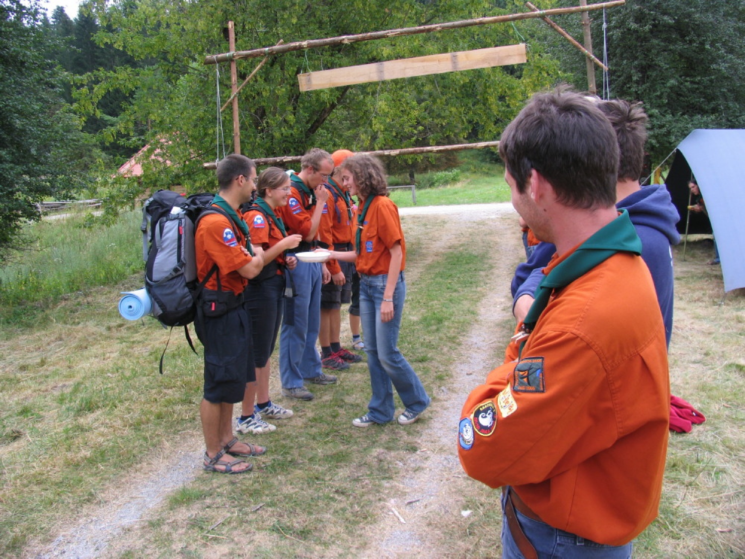 Pestro dogajanje na taborni šoli se je začelo s postavljanjem tabornih zgradb in nadaljevalo zanimivimi temami, katehezami, potepom, veliko igro ...