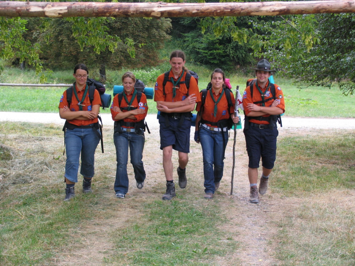 Pestro dogajanje na taborni šoli se je začelo s postavljanjem tabornih zgradb in nadaljevalo zanimivimi temami, katehezami, potepom, veliko igro ...