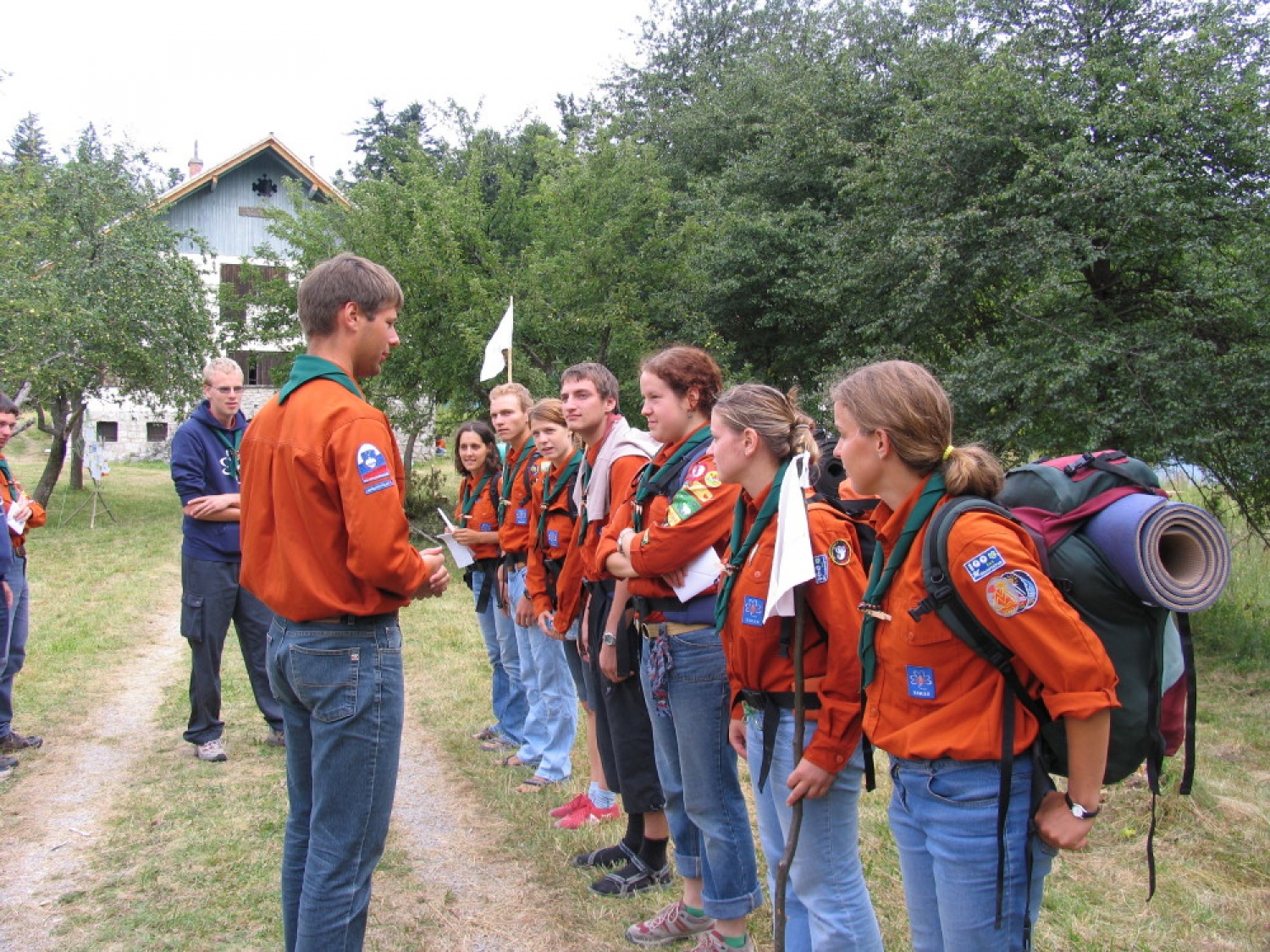 Pestro dogajanje na taborni šoli se je začelo s postavljanjem tabornih zgradb in nadaljevalo zanimivimi temami, katehezami, potepom, veliko igro ...