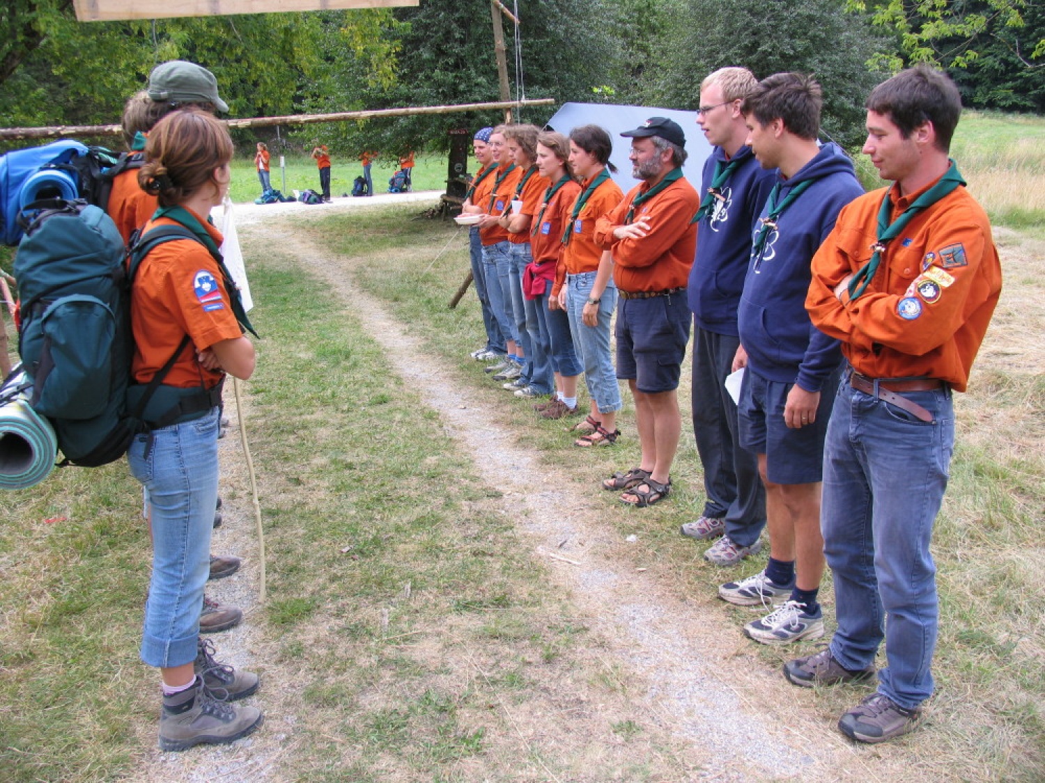Pestro dogajanje na taborni šoli se je začelo s postavljanjem tabornih zgradb in nadaljevalo zanimivimi temami, katehezami, potepom, veliko igro ...