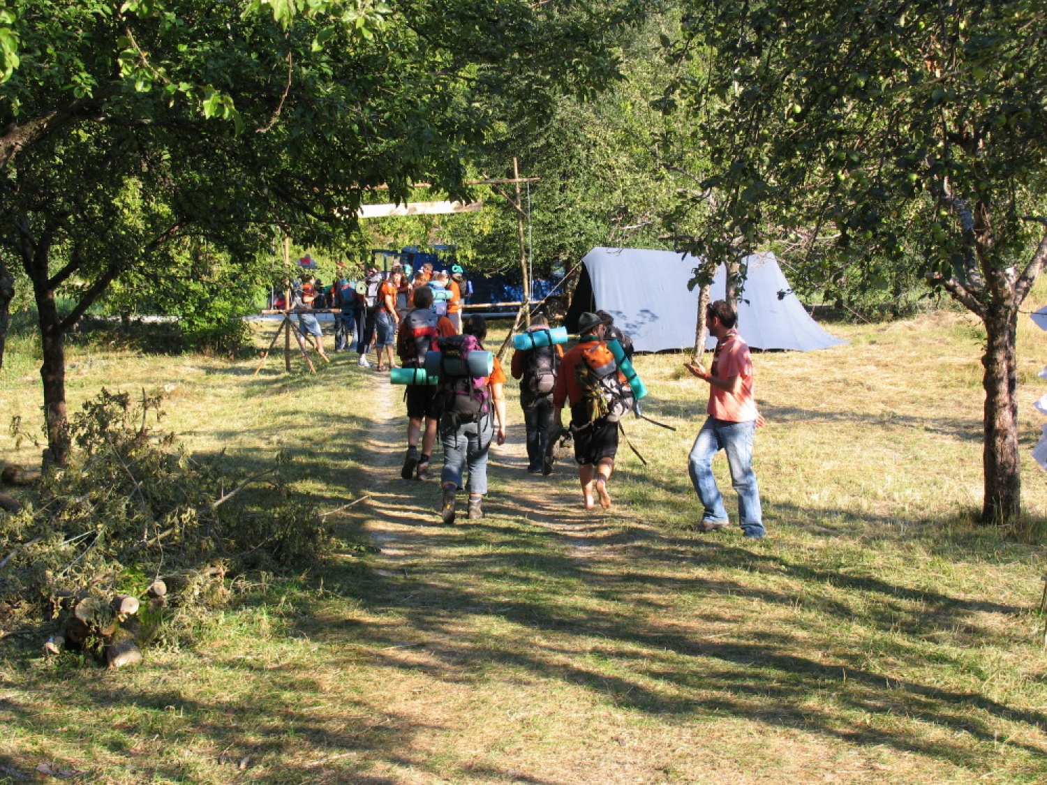 Pestro dogajanje na taborni šoli se je začelo s postavljanjem tabornih zgradb in nadaljevalo zanimivimi temami, katehezami, potepom, veliko igro ...