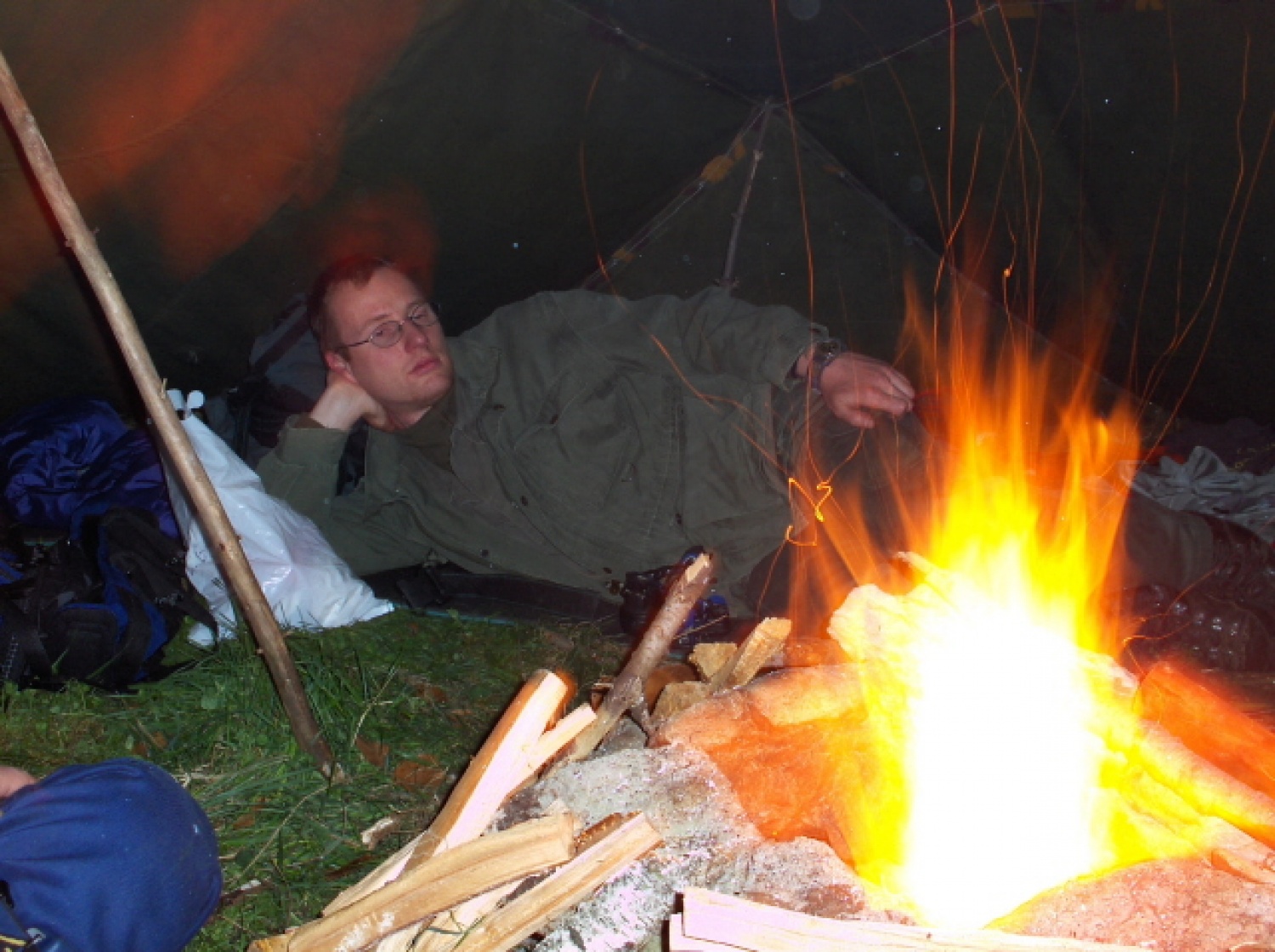 Luka, ponosen na ogenj v bivaku :-).