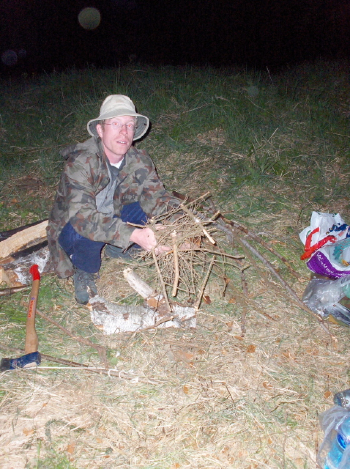 Marko se uči postavljat ogenj :-).