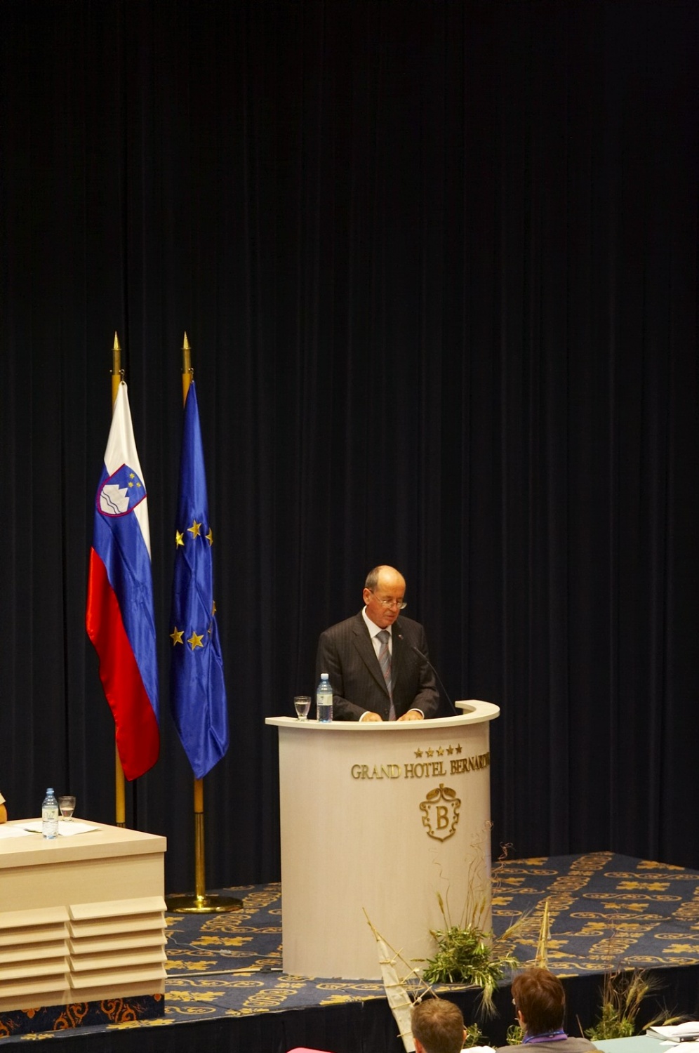 Obiskal nas je predsednik državnega zbora dr. France Cukjati in nas nagovoril.