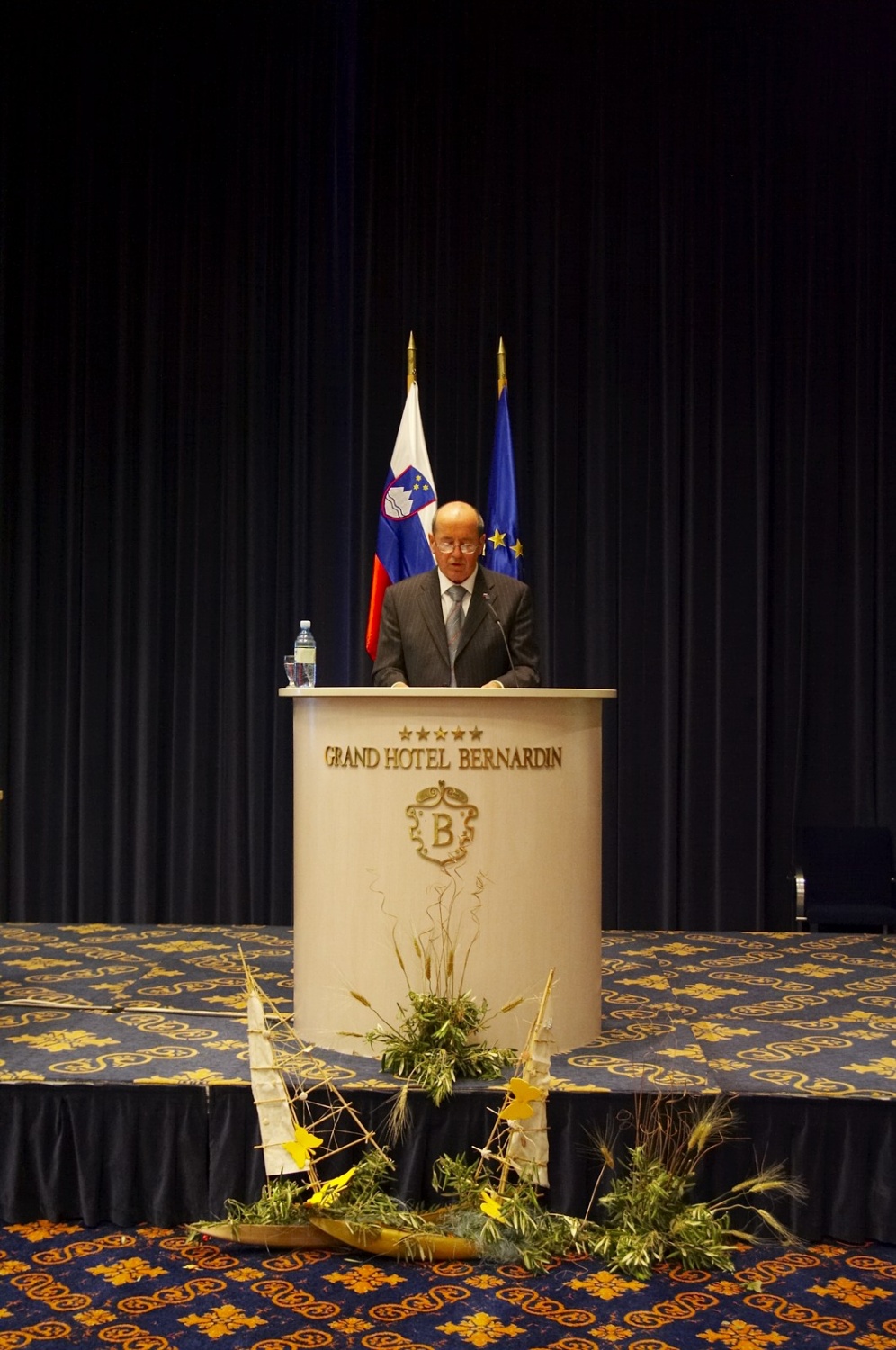 Obiskal nas je predsednik državnega zbora dr. France Cukjati in nas nagovoril.