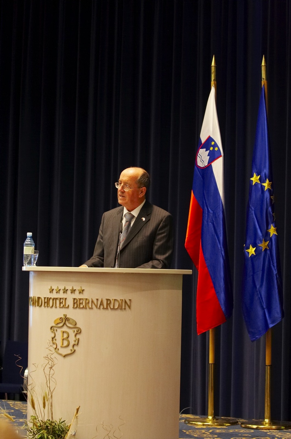 Obiskal nas je predsednik državnega zbora dr. France Cukjati in nas nagovoril.