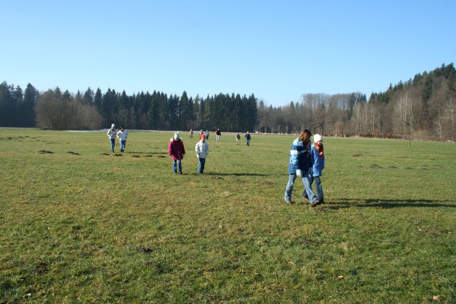 Mini, "demo" galerijica slik z uprizoritve naseljencev travnika Makote komende 1, 2007.