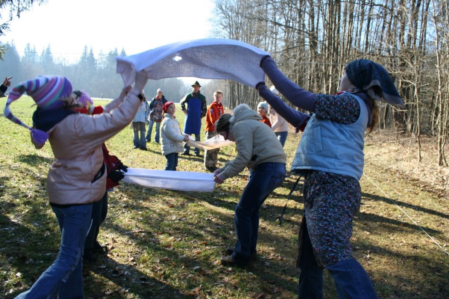 Mini, "demo" galerijica slik z uprizoritve naseljencev travnika Makote komende 1, 2007.