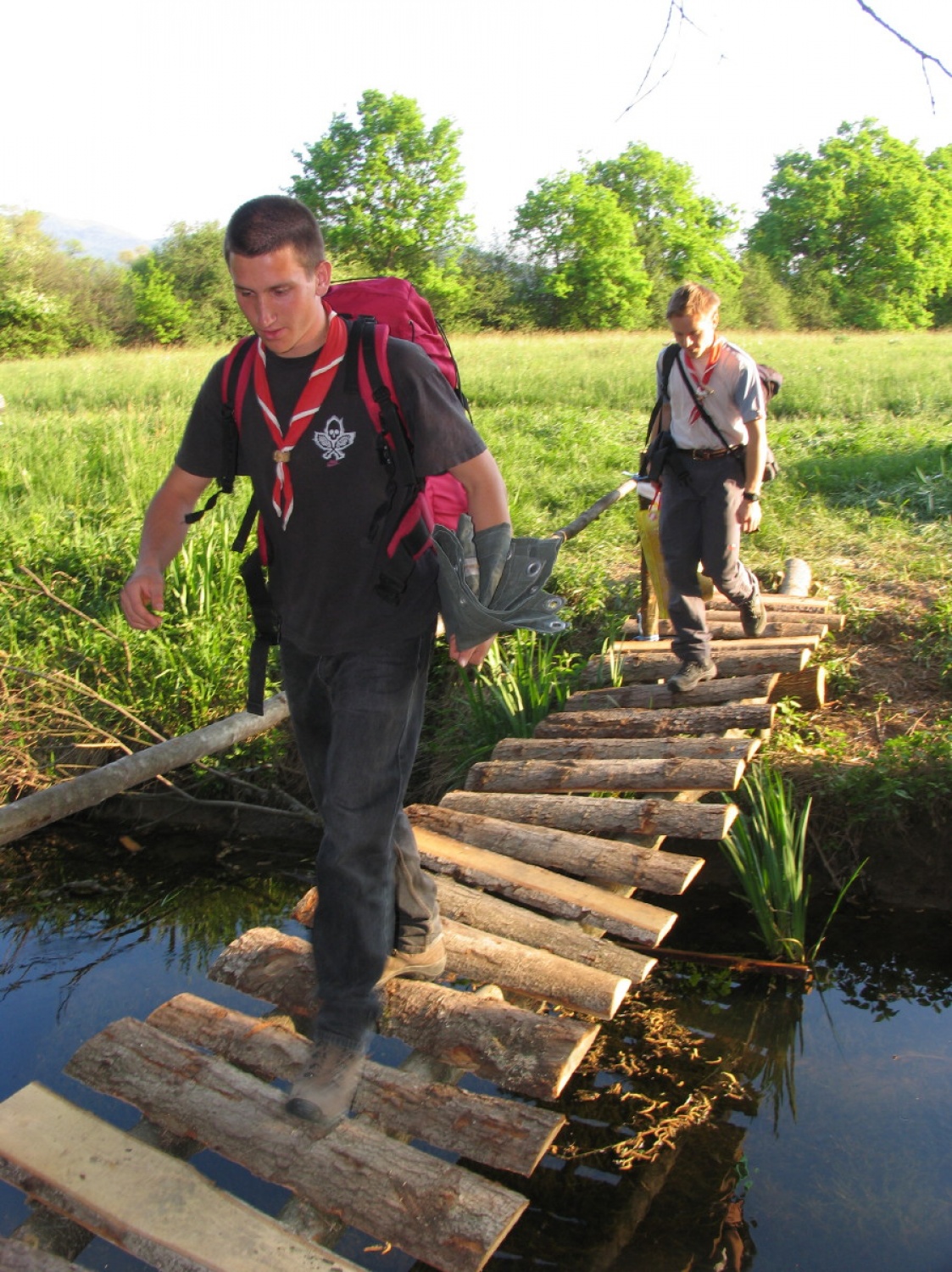 Okrog 120 skavtinj in skavtov vse Slovenije se je v popoldanskih sobotnih urah 28. aprila zbralo sredi Ljubljanskega barja na "Opičjem otoku". Pred njimi je bila nočna igra - Divja jaga, kjer so se vživeli v pirate in iskali zaklad.