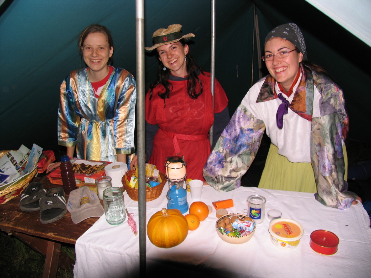 Okrog 120 skavtinj in skavtov vse Slovenije se je v popoldanskih sobotnih urah 28. aprila zbralo sredi Ljubljanskega barja na "Opičjem otoku". Pred njimi je bila nočna igra - Divja jaga, kjer so se vživeli v pirate in iskali zaklad.