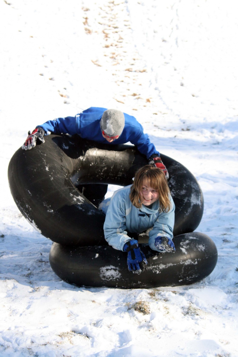 Klan iz Cerknice 1 si da duška na snegu.