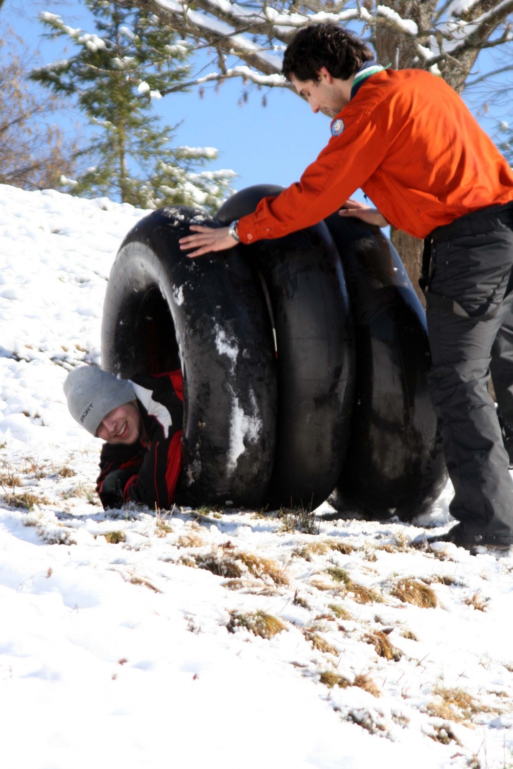 Klan iz Cerknice 1 si da duška na snegu.