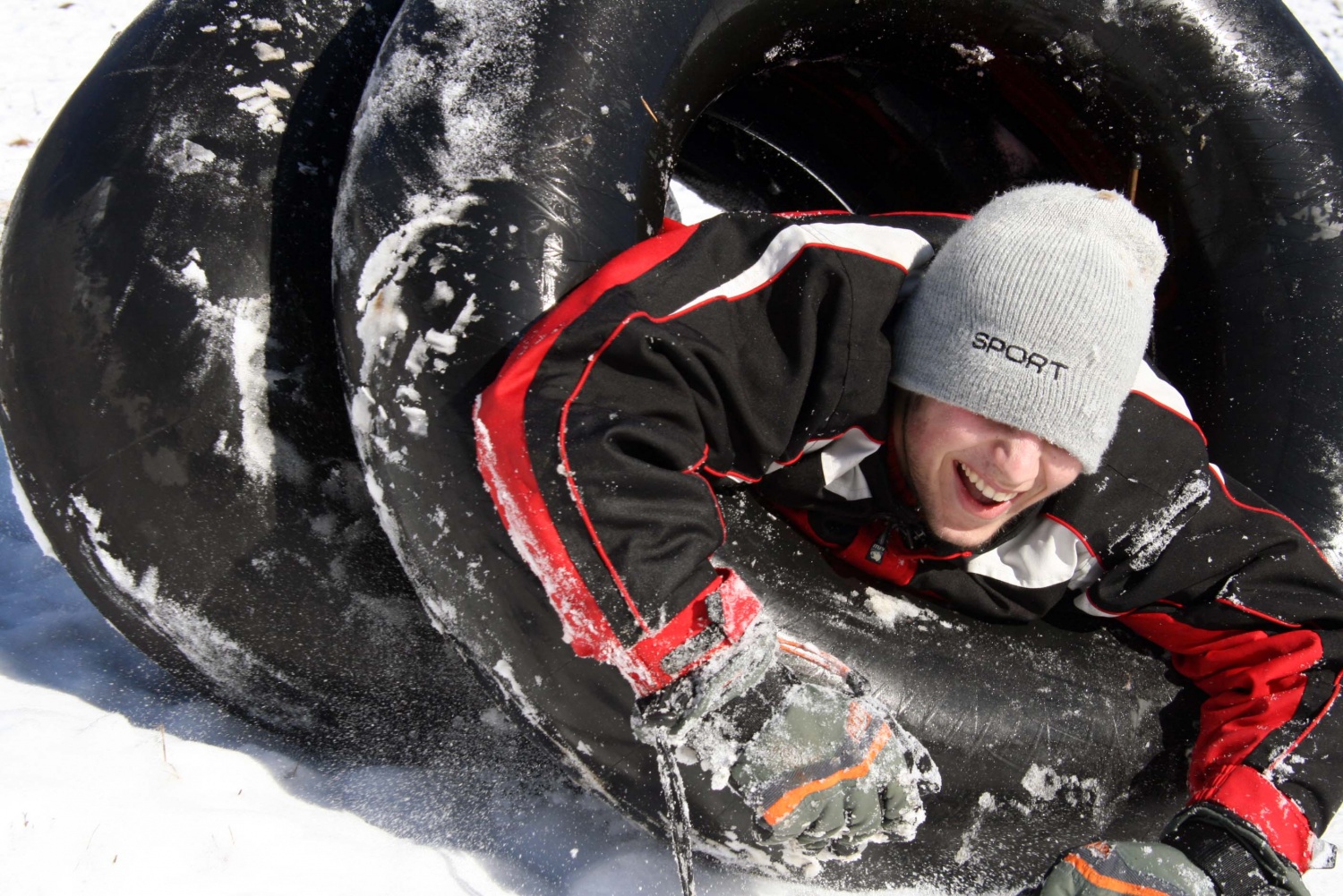 Klan iz Cerknice 1 si da duška na snegu.