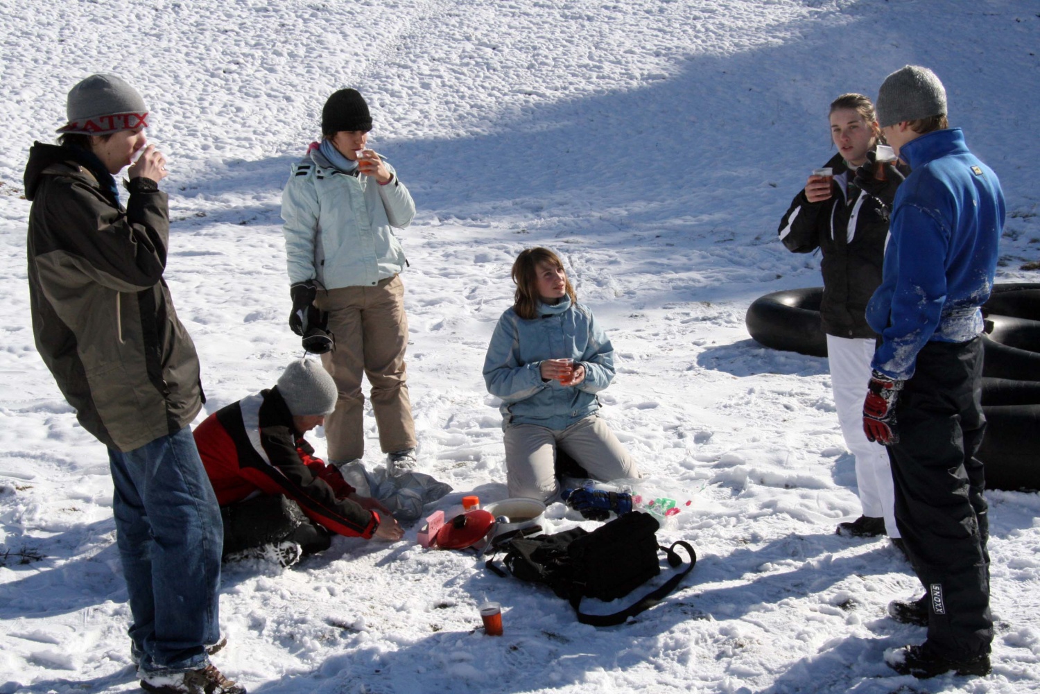 Klan iz Cerknice 1 si da duška na snegu.