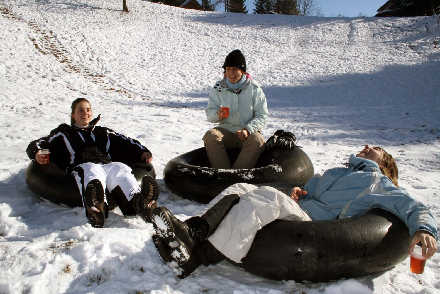 Klan iz Cerknice 1 si da duška na snegu.