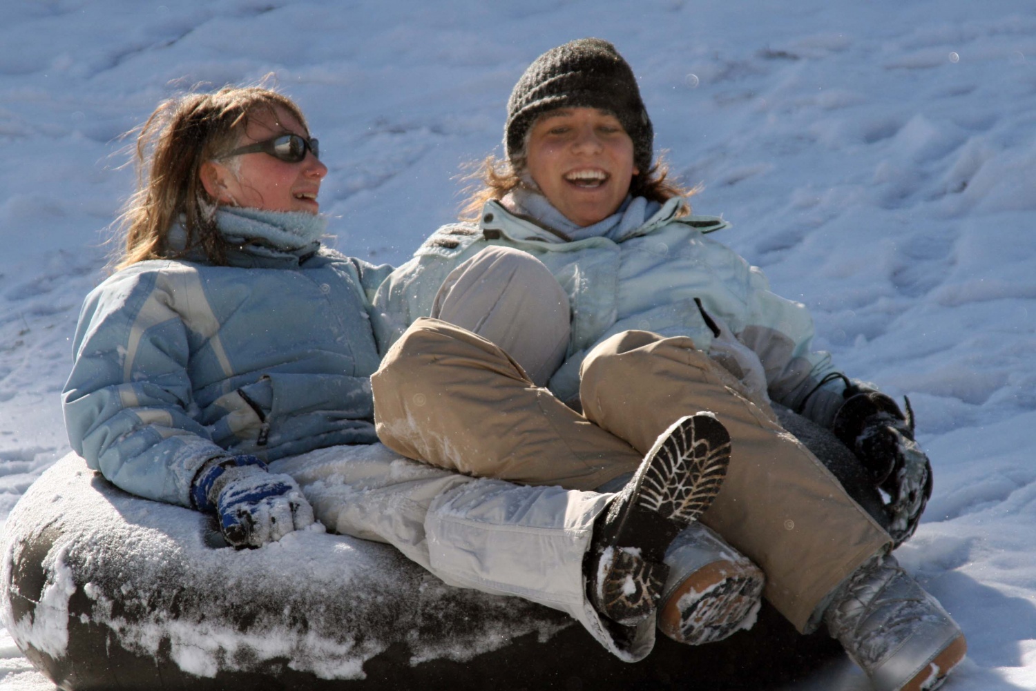 Klan iz Cerknice 1 si da duška na snegu.