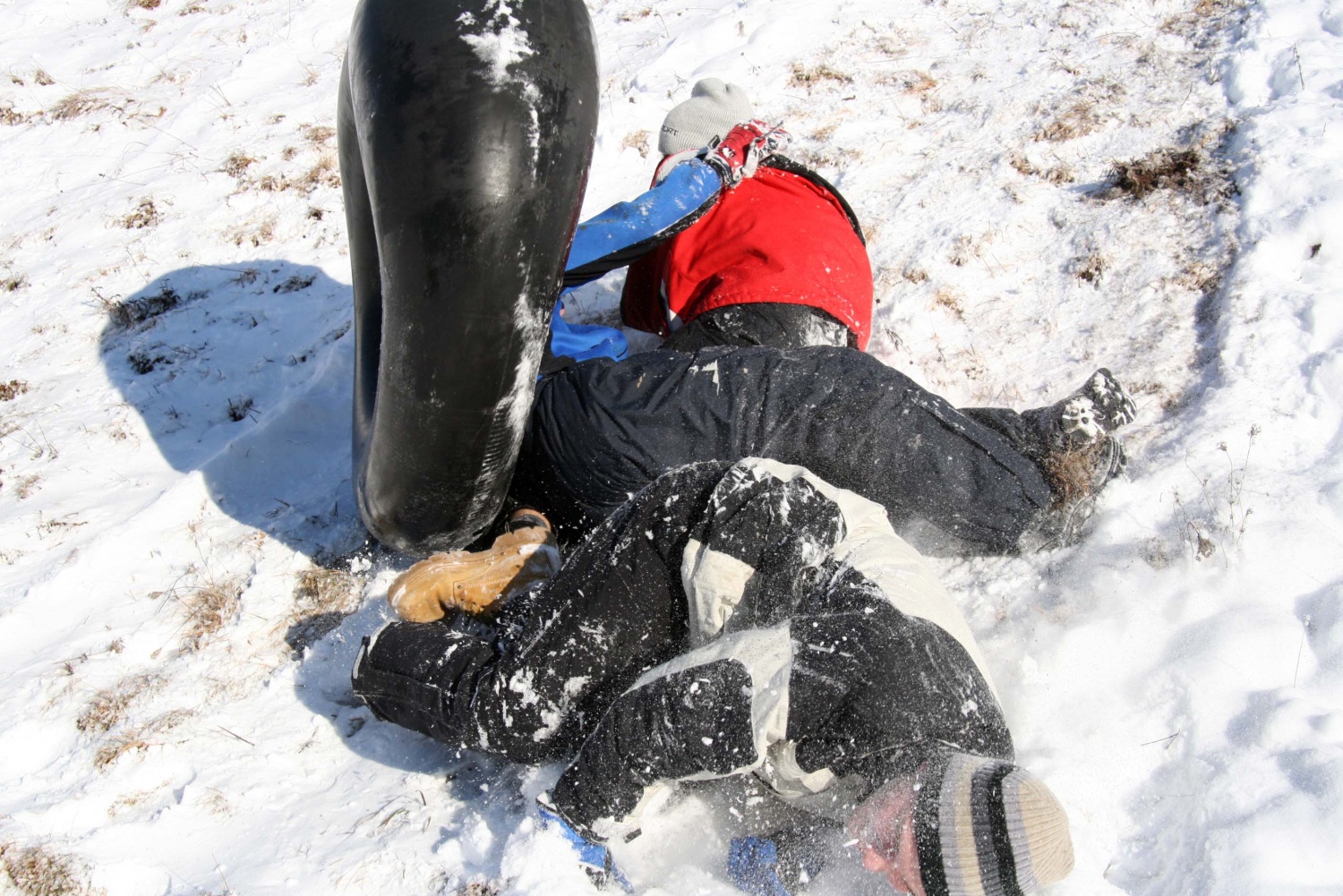 Klan iz Cerknice 1 si da duška na snegu.