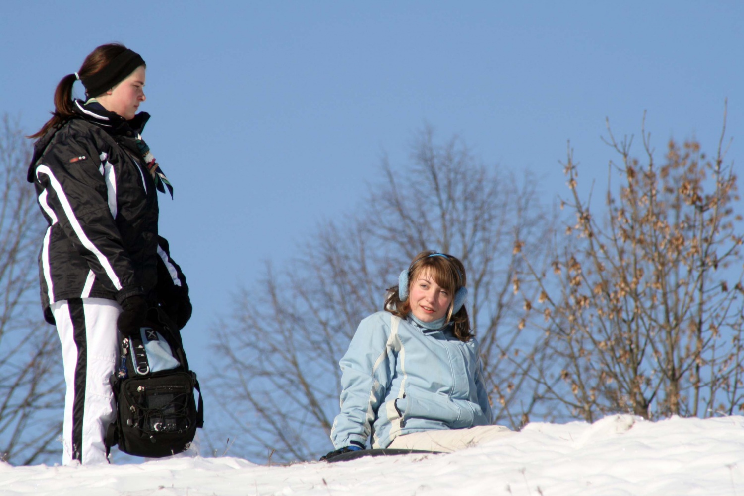 Klan iz Cerknice 1 si da duška na snegu.