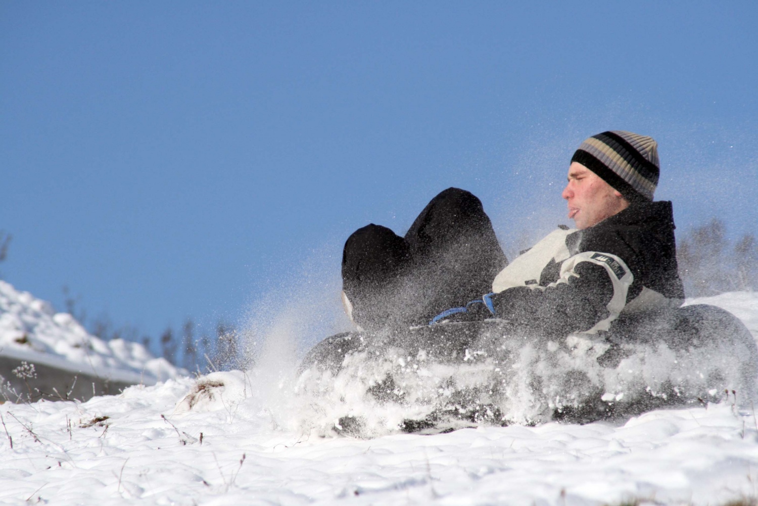 Klan iz Cerknice 1 si da duška na snegu.