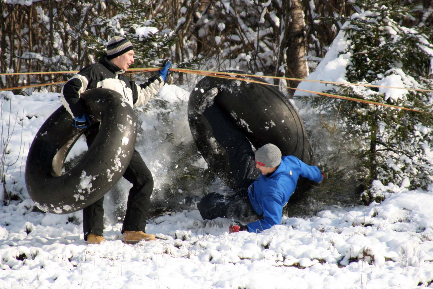 Klan iz Cerknice 1 si da duška na snegu.