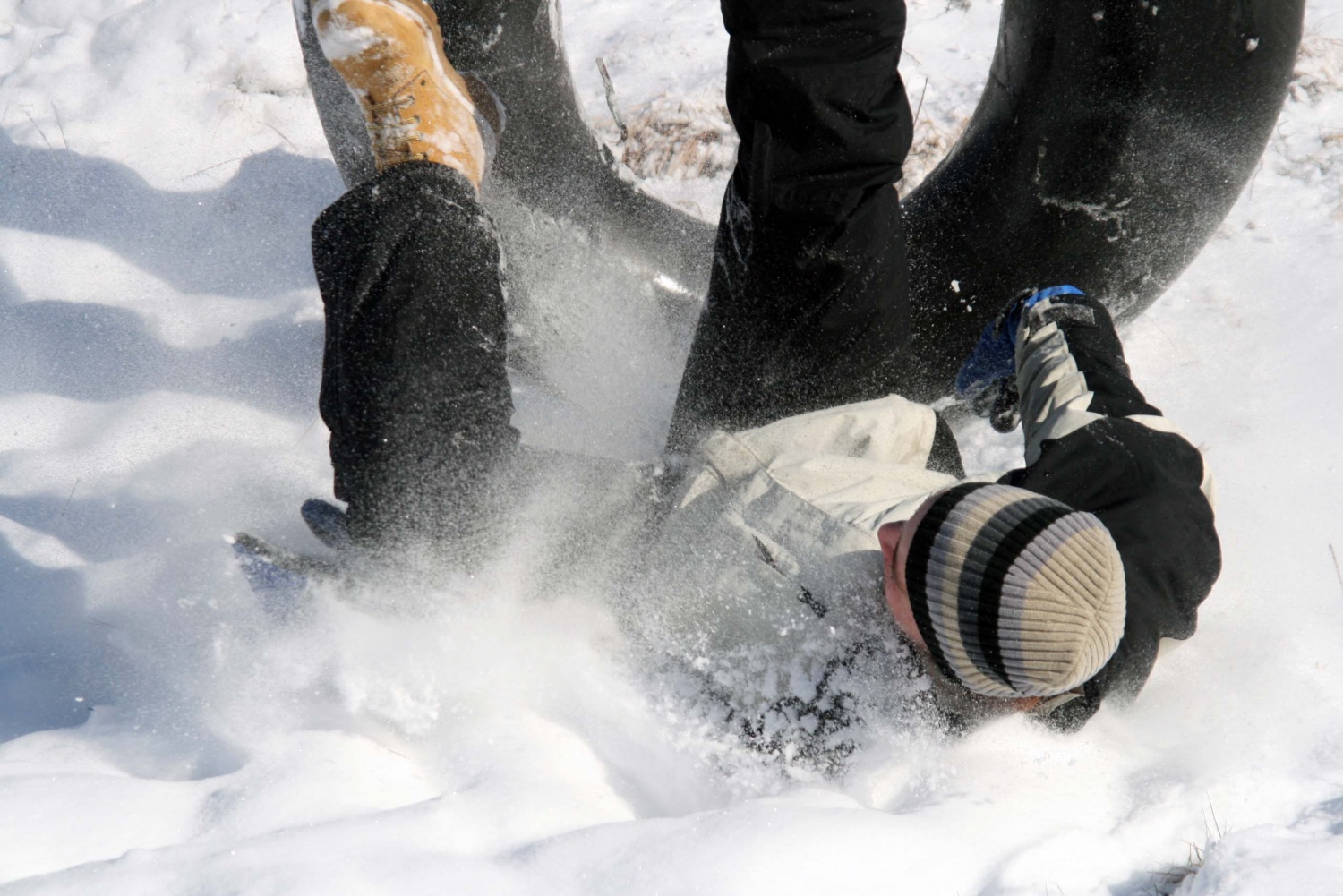 Klan iz Cerknice 1 si da duška na snegu.