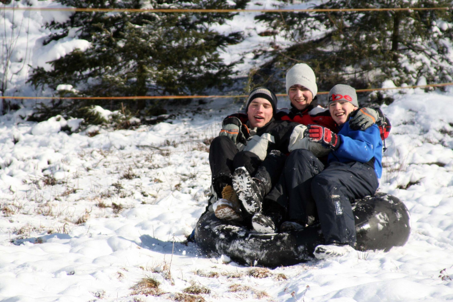 Klan iz Cerknice 1 si da duška na snegu.
