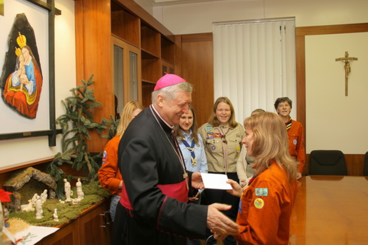 Urška je g. nadškofu dala še kartico z napisano poslanico.