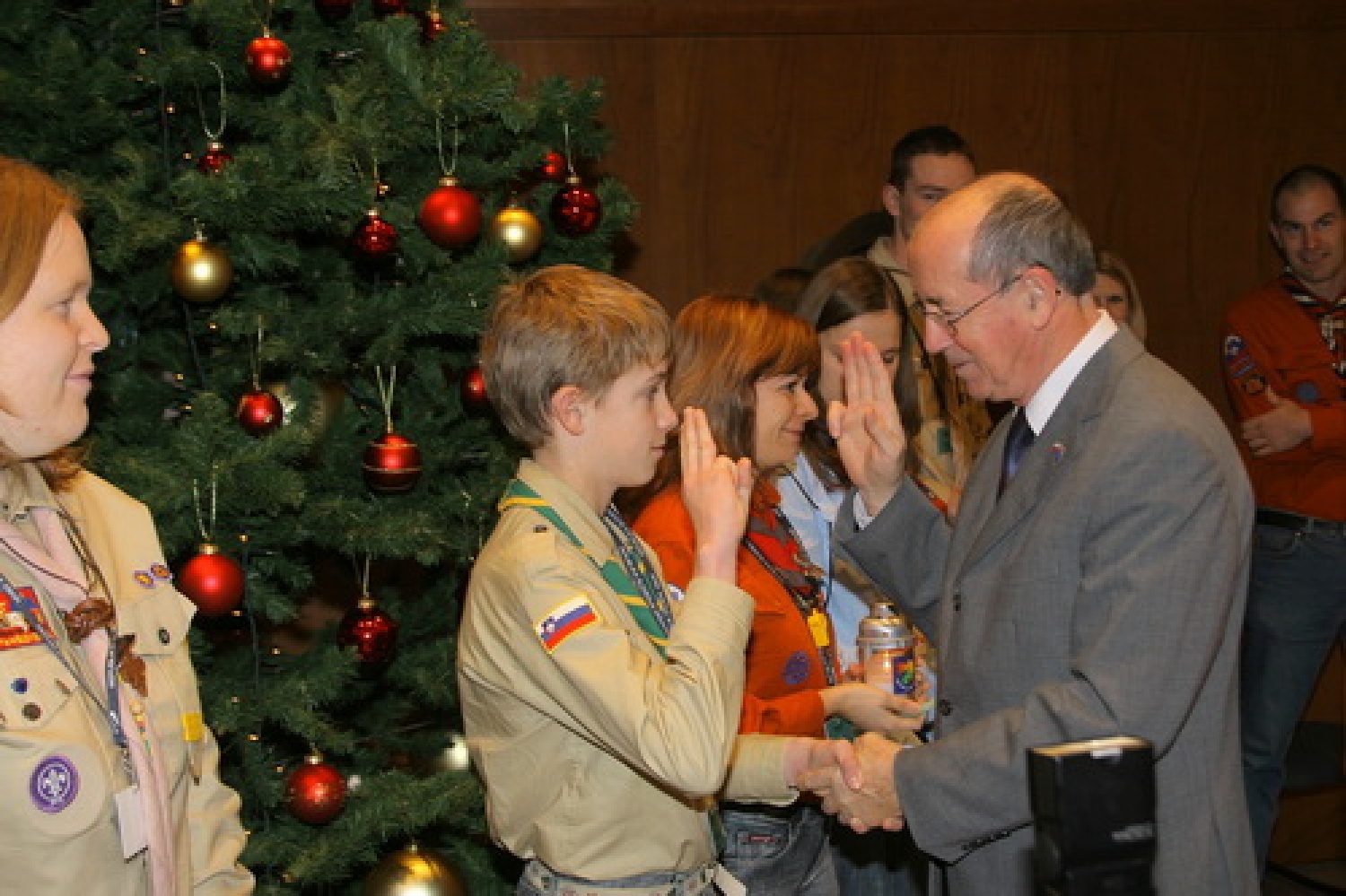 G. France Cukjati, predsednik DZ sprejel plamen LMB