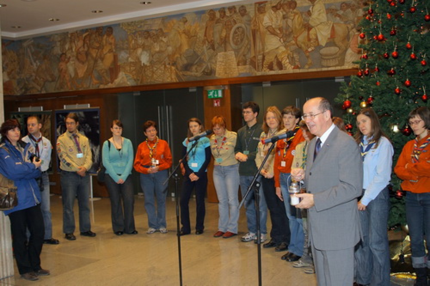 G. France Cukjati, predsednik DZ sprejel plamen LMB