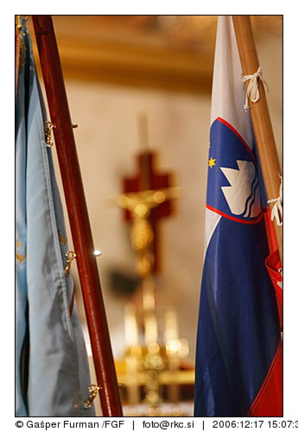 Luč miru iz Betlehema je prisla v Ljubljano. V stolnici je maso daroval nadskof in metropolit Alojz Uran.