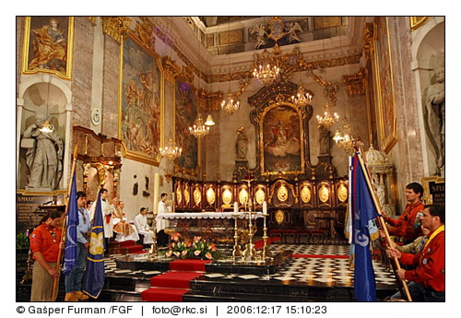 Luč miru iz Betlehema je prisla v Ljubljano. V stolnici je maso daroval nadskof in metropolit Alojz Uran.