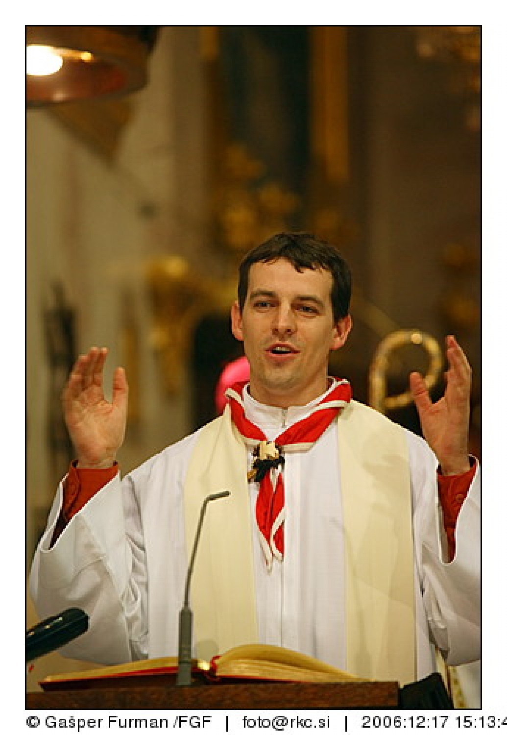 Luč miru iz Betlehema je prisla v Ljubljano. V stolnici je maso daroval nadskof in metropolit Alojz Uran.