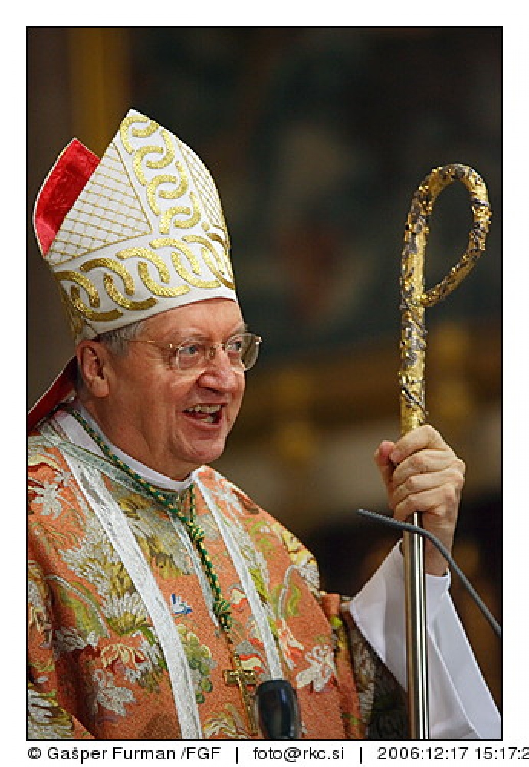 Luč miru iz Betlehema je prisla v Ljubljano. V stolnici je maso daroval nadskof in metropolit Alojz Uran.