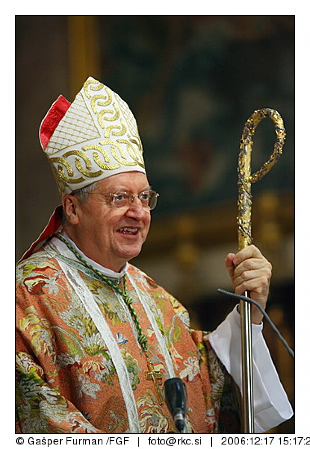 Luč miru iz Betlehema je prisla v Ljubljano. V stolnici je maso daroval nadskof in metropolit Alojz Uran.