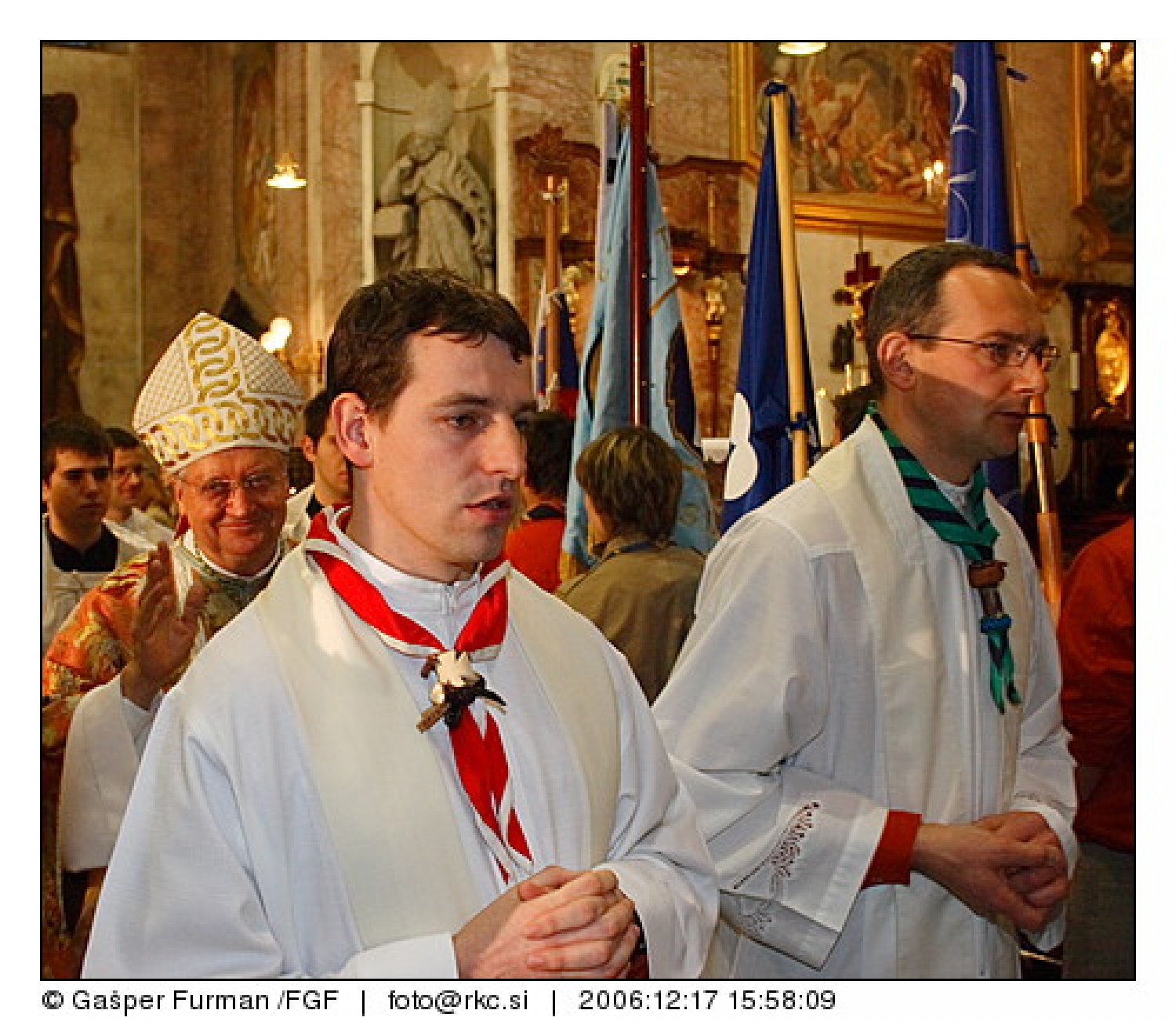 Luč miru iz Betlehema je prisla v Ljubljano. V stolnici je maso daroval nadskof in metropolit Alojz Uran.