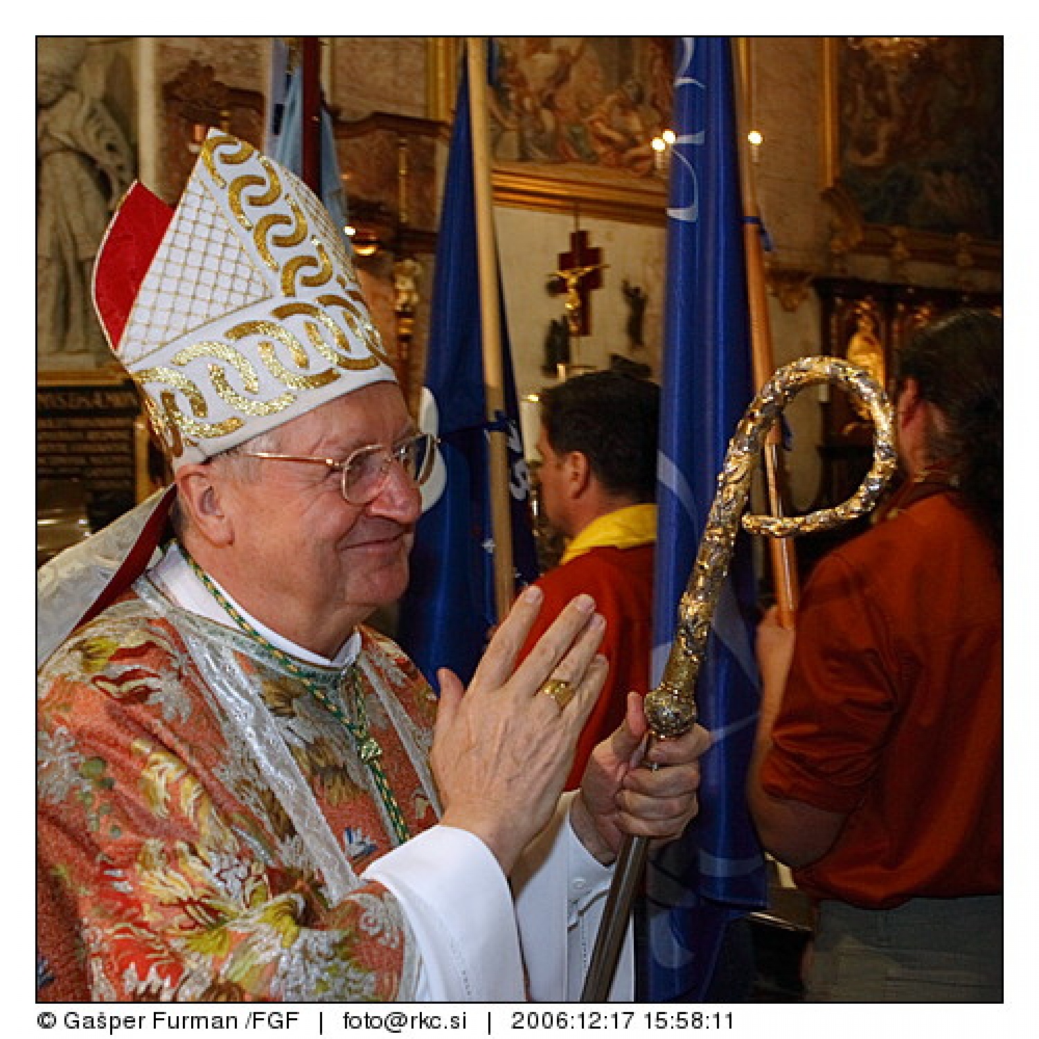 Luč miru iz Betlehema je prisla v Ljubljano. V stolnici je maso daroval nadskof in metropolit Alojz Uran.