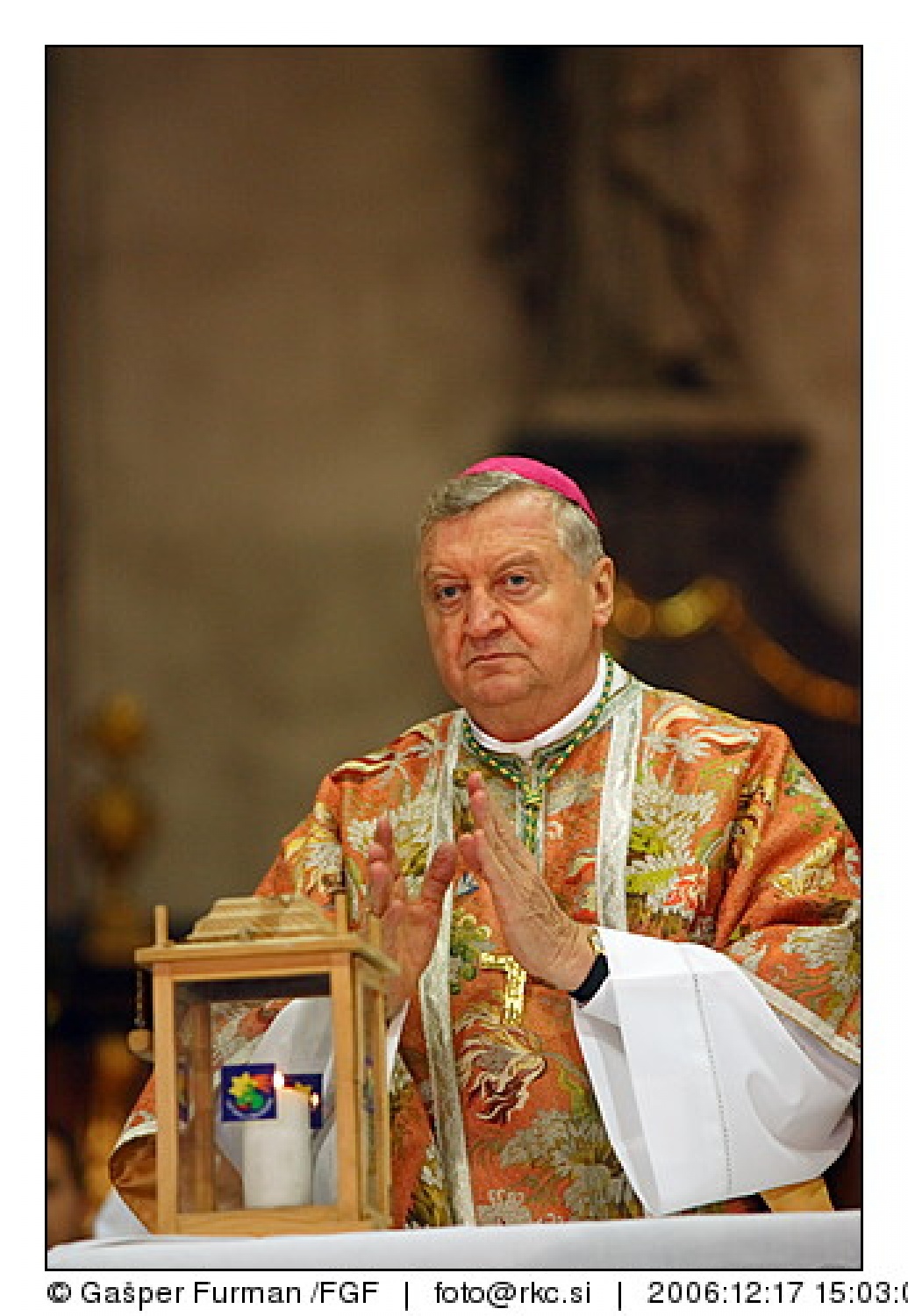 Luč miru iz Betlehema je prisla v Ljubljano. V stolnici je maso daroval nadskof in metropolit Alojz Uran.