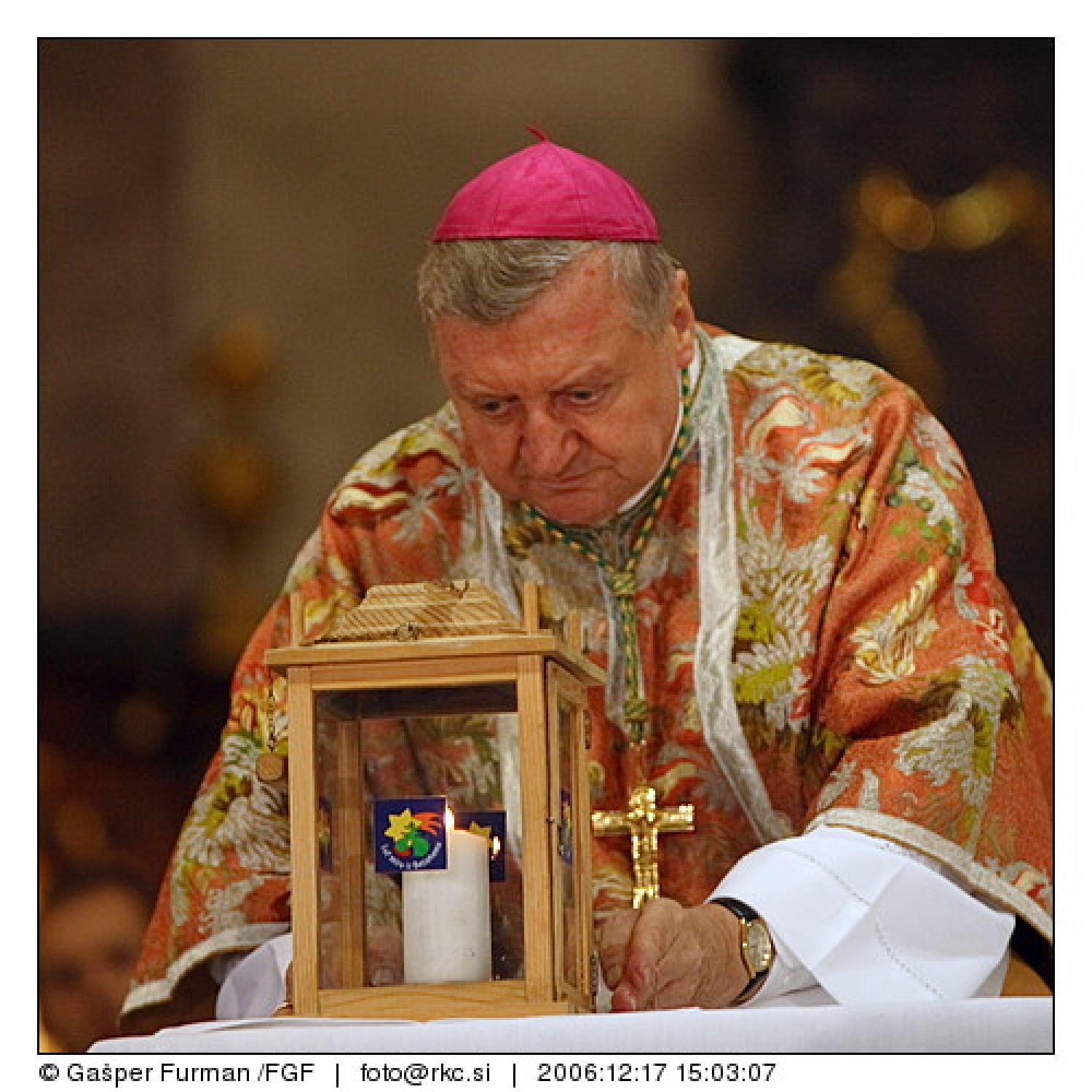 Luč miru iz Betlehema je prisla v Ljubljano. V stolnici je maso daroval nadskof in metropolit Alojz Uran.