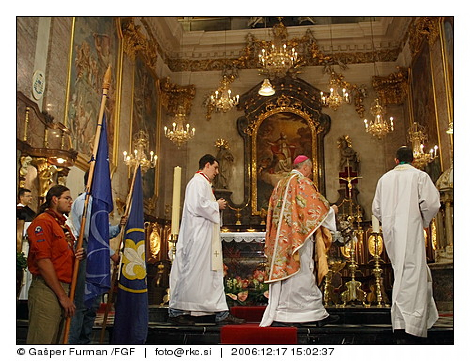 Luč miru iz Betlehema je prisla v Ljubljano. V stolnici je maso daroval nadskof in metropolit Alojz Uran.