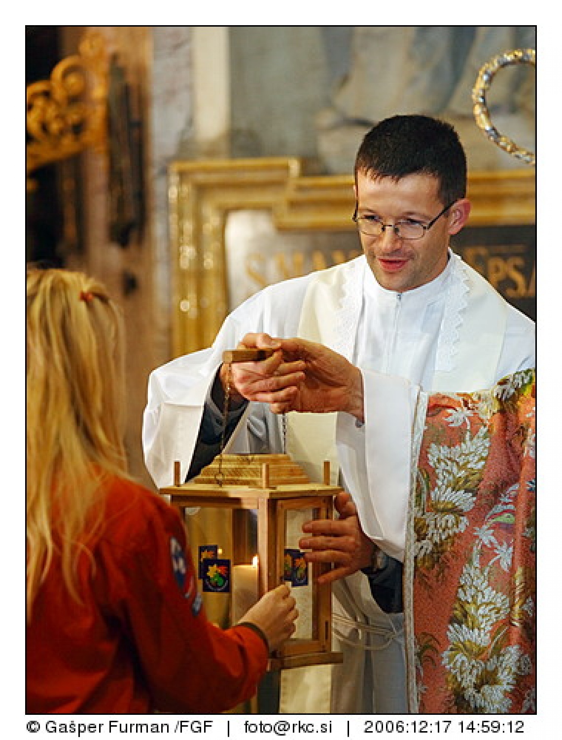 Luč miru iz Betlehema je prisla v Ljubljano. V stolnici je maso daroval nadskof in metropolit Alojz Uran.