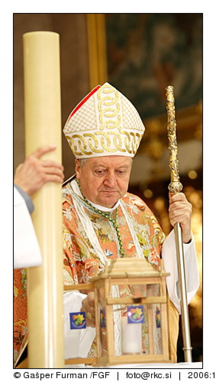 Luč miru iz Betlehema je prisla v Ljubljano. V stolnici je maso daroval nadskof in metropolit Alojz Uran.