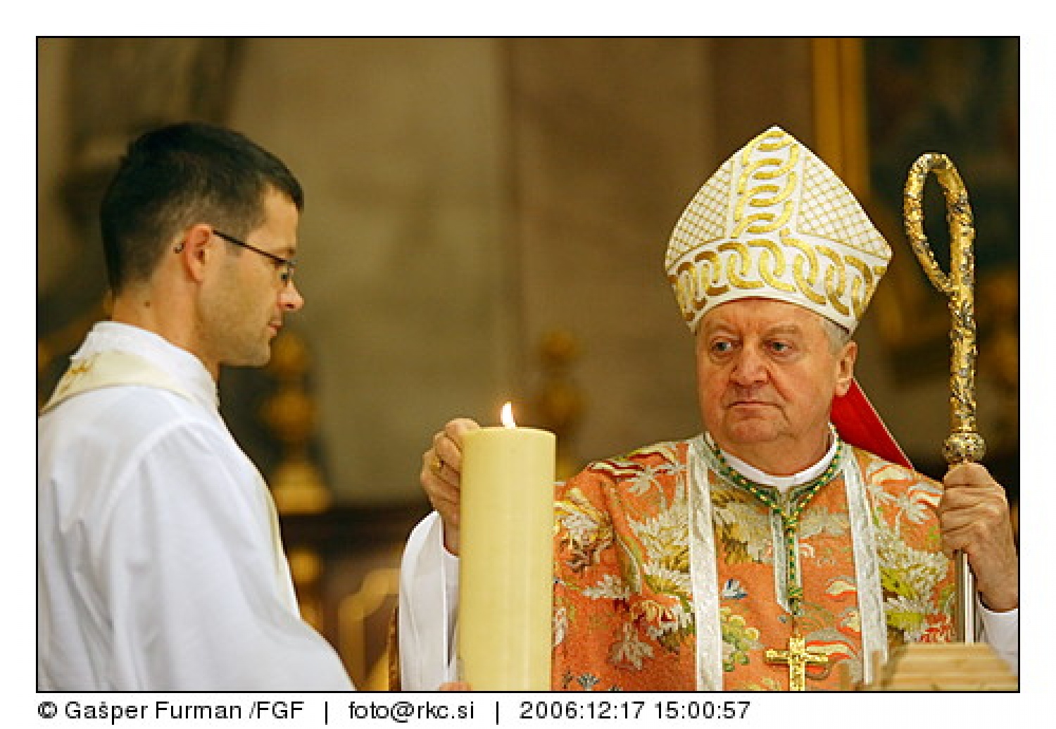 Luč miru iz Betlehema je prisla v Ljubljano. V stolnici je maso daroval nadskof in metropolit Alojz Uran.