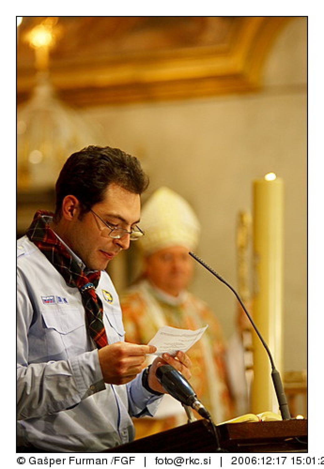 Luč miru iz Betlehema je prisla v Ljubljano. V stolnici je maso daroval nadskof in metropolit Alojz Uran.