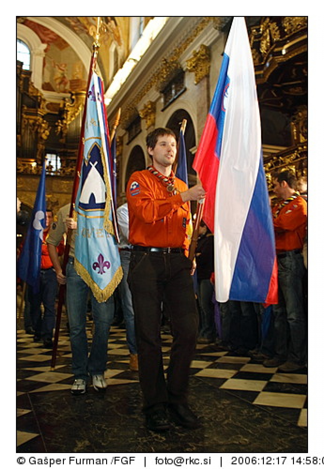 Luč miru iz Betlehema je prisla v Ljubljano. V stolnici je maso daroval nadskof in metropolit Alojz Uran.