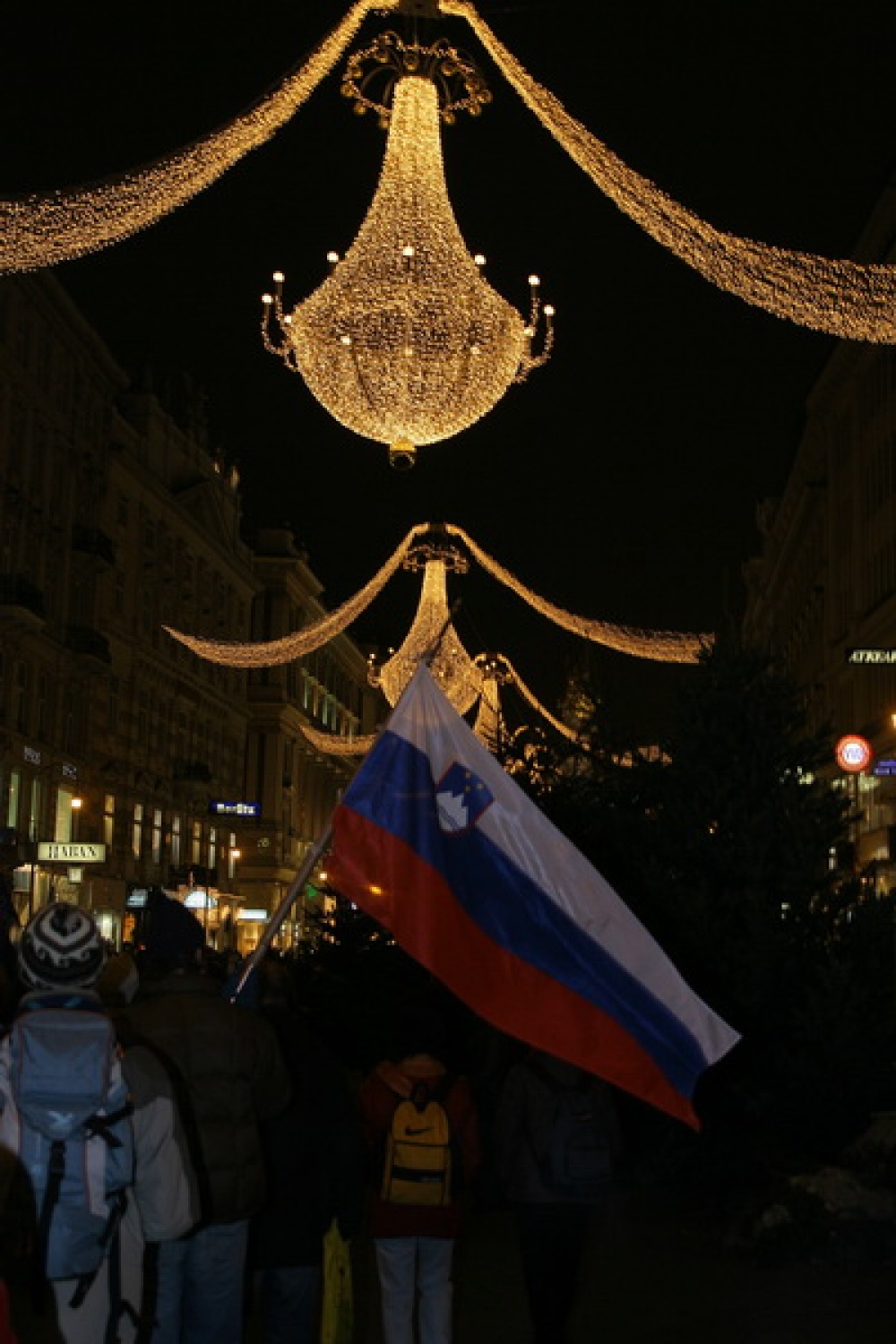 6. Slovenska zastava je plapolala po razsvetljenih dunajskih ulicah.