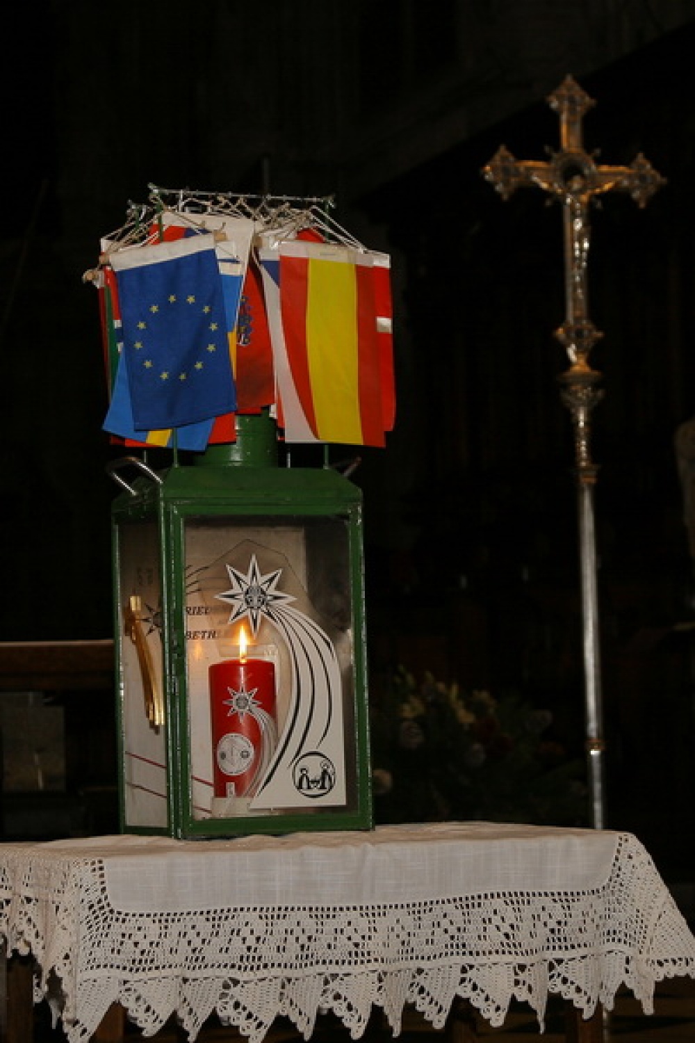 4. Plamen gori v katedrali sv. Štefana na Dunaju.