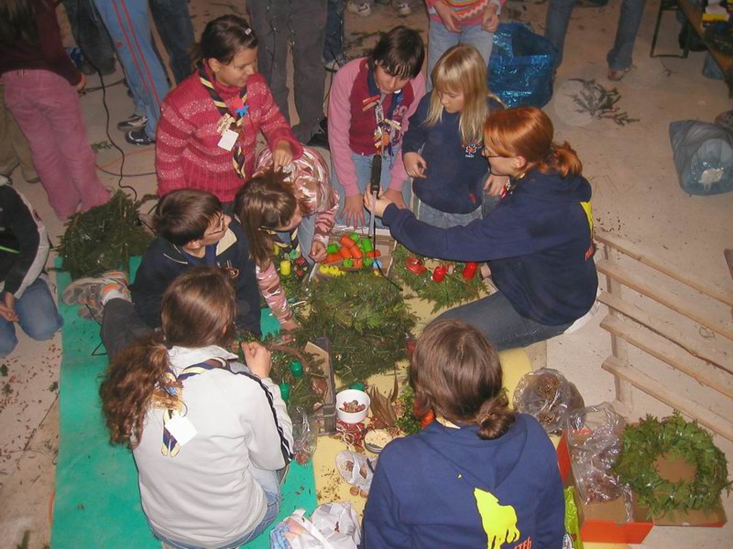 mariborski skavti izdelujejo venčke